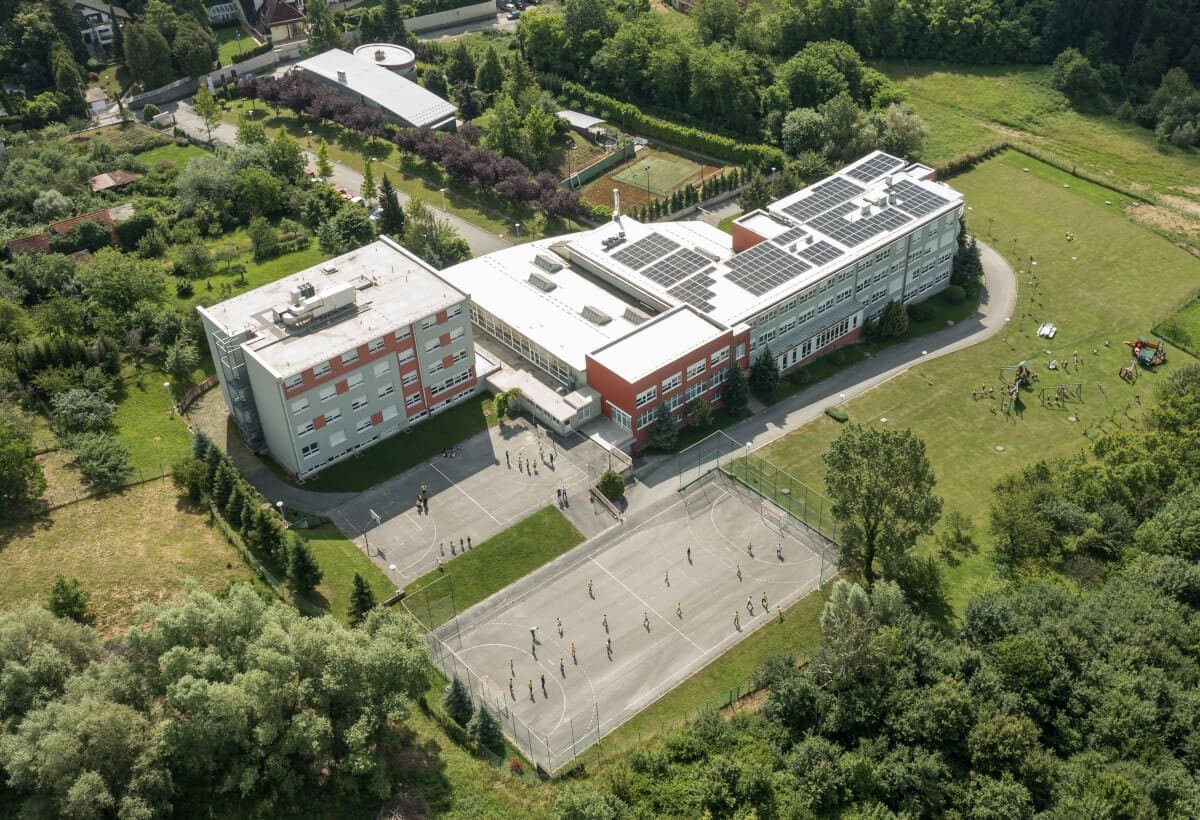Kampus škole Kreativan razvoj iz zraka sa zgradama i vanjskim igralištima