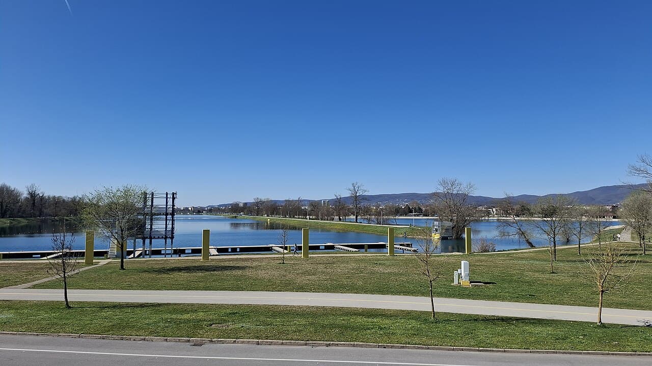 Jezero Jarun s pristanima i promatračkim tornjem, pogled s obale